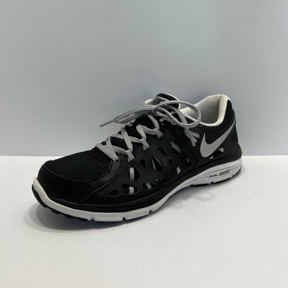 Nike Black and White Athletic Shoes - Picture 2 of 10